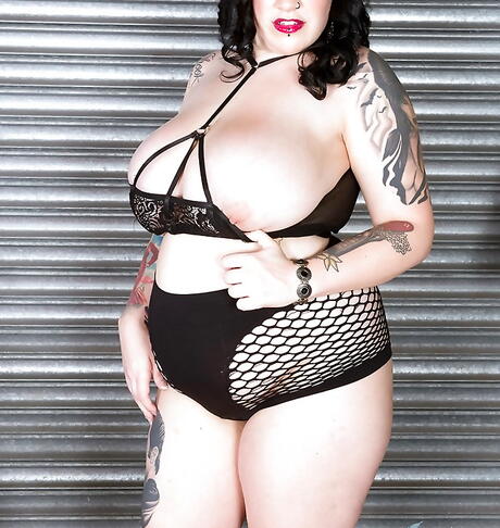 Deluxe american cutie Marilyn Mayson in lingerie reveals big knockers and toys her twat 